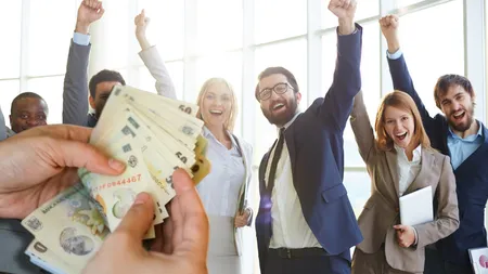 Prime de Crăciun pentru români, în funcție de generație. Iată cine primește 30% din salariu