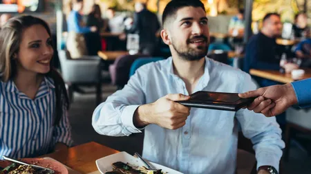 Bacşişul a intrat în cultura românilor. Amenzi de 2.000-4.000 lei pentru restaurantele care nu trec bacşişul pe bon