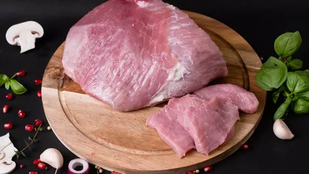 Cu cât se vinde un KG de pulpă de porc și spată de porc la Lidl. Ofertă de nerefuzat înainte de Crăciun