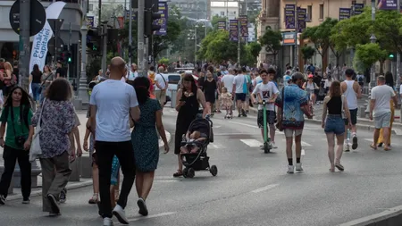 Decarbonizarea în România. Orășenii vor fi stimulați să meargă mai mult pe jos! Parcările devin mai scumpe și vor fi subvenții pentru trotinete