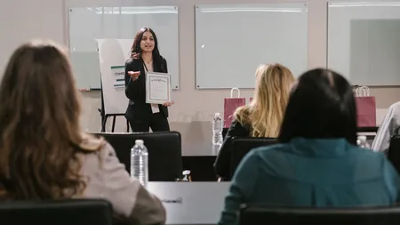 Cum ajunge un organizator de expoziții să câștige și 1600 de euro pe lună. Jobul pus la bătaie în 2024