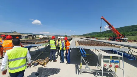 Revoltă în rândul drumarilor de la Autostrada Sibiu - Pitești care nu vor să lucreze pe salariu de 5000 de lei. Firma caută oameni în străinătate