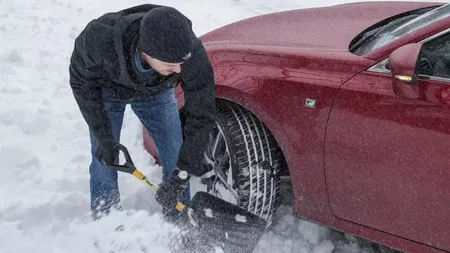 Ce amenzi poți primi dacă nu cureți zăpada din fața locuinței sau sediului firmei. Autoritățile au luat măsuri drastice