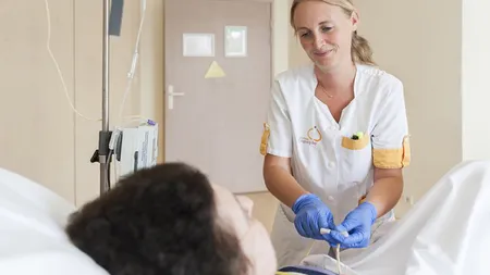 Țara care oferă prime de 70.000 de euro infirmierelor ce rămân în sistem. Oferta primită în contextul lipsei de personal