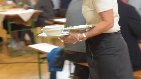 Chelneriță concediată după ce a primit un bacșiș de 10.000 de dolari. Cum a reacționat femeia după ce a fost dată afară