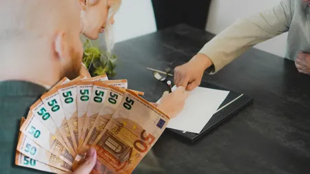 Neașteptat. 7 din 10 români sunt de părere că este mai simplu să acceseze un credit 100% online