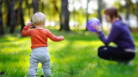 Schimbarea anului 2024 pentru asistenții maternali. Cine sunt românii care NU pot lua copii în plasament