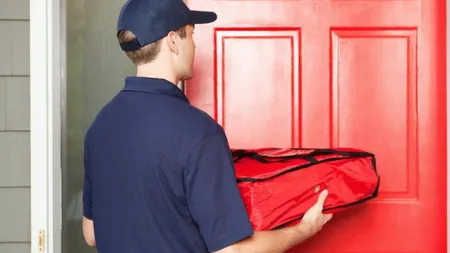 Inteligența artificială i-a răpit job-ul. Povestea unui inginer care avea un venit anual de 150.000 de dolari, iar acum livrează mâncare