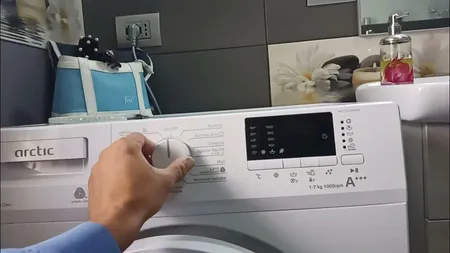 Ce riscă locatarii care folosesc mașina de spălat în intervalul orar nepotrivit. Ce spune legea