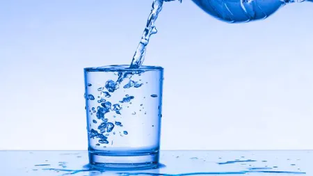 STUDIU: Apa de băut ne face mai fericiți și mai optimiști. Care este explicația cercetătorilor și câte pahare trebuie să consumăm pe zi