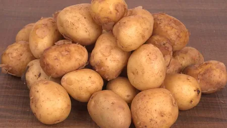 Au apărut primii cartofi noi românești. Cu ce preț se vinde un kilogram