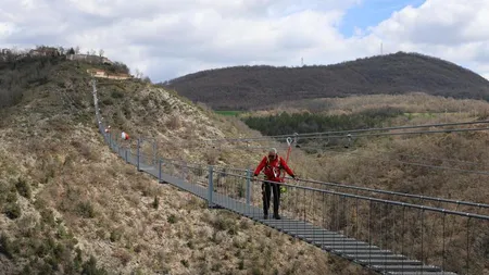 Unde se află cel mai înalt pod pietonal din Europa. Durează între 30 și 45 de minute să fie traversat