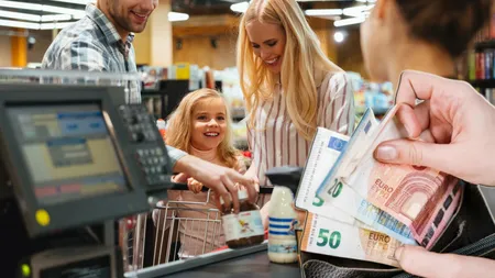 Un lanț de magazine din Germania a decis să limiteze plățile cash. Cum a fost justificată această decizie controversată