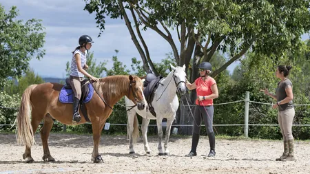 Lecții de echitație 2024. Unde pot românii să se bucure de ore de călărie în apropierea Capitalei. La ce prețuri să se aștepte iubitorii de cai