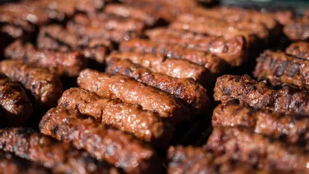 Cum se prepară cei mai gustoși mici. Secretul dezvăluit de Sorin Bontea și Cătălin Scărlătescu