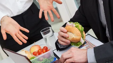 Pachețelul de acasă a revenit la modă! Din cauza prețurilor, tot mai mulți români vin cu mâncarea în caserolă la serviciu