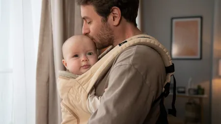 Este oficial! Legea care dublează perioada de concediu paternal a trecut de Klaus Iohannis