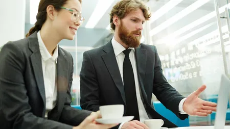 Unde îşi investesc românii banii în 2024? Topul celor mai populare acţiuni