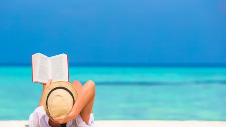 Ce citesc românii în vacanța de vară. Cele mai vândute cărți în librării