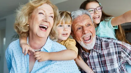 Țările în care jobul de bunic este remunerat. Ce alte beneficii primesc vârstnicii care își cresc nepoții