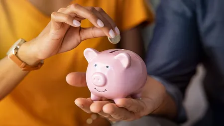 Criza scoate banii de la saltea: Doar 1 din 10 români spune că a pus suficienţi bani deoparte. SONDAJ