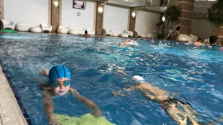Cât costă o ședință de înot pentru copii. Acest sport este o opțiune rară în școlile din România