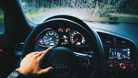 Conducătorii auto sunt obligați să aibă asta în mașină. Măsura a intrat în vigoare din această vară