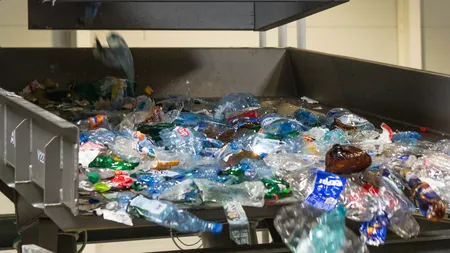 Sticlele din plastic se reinventează. Mai ușoare, biodegradabile și prietenoase cu mediul