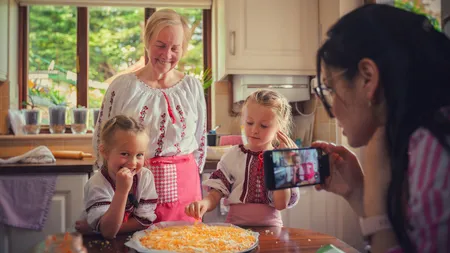 Numărul copiilor din România cu părinţi plecaţi la muncă în străinătate a scăzut cu peste 10.000