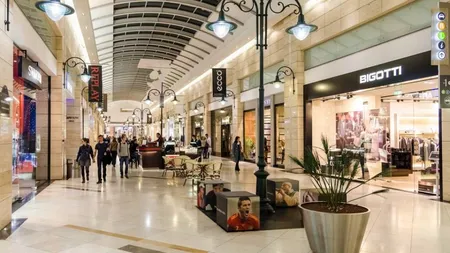 STUDIU: Românii petrec tot mai mult timp la mall. Cât timp pierd în trafic și care este distanța parcursă