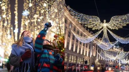 București e aproape pregătit de sărbători! Unde sunt montate deja primele luminițe?