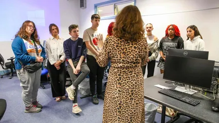 Universitatea care scoate influenceri pe bandă rulantă. Studenții studiază cum să ajungă celebri în 60 de secunde pe TikTok sau Instagram