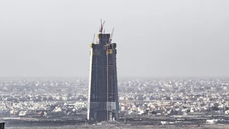FOTO ŞI VIDEO Construcţia Turnului Jeddah, cel mai înalt zgârie-nori din lume, reluată după 7 ani. În proiect e implicată firma fratelui vitreg al lui Osama ben Laden