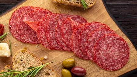 Cât costă cel mai scump salam din România și unde se găsește. Nu conține E-uri și conservanți