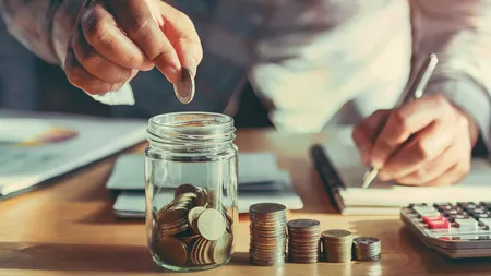 STUDIU Revolut despre obiceiurile de economisire ale generațiilor: Generația Z economisește pentru vacanțe, Milenialii - pentru siguranța zilei de mâine, Seniorii - pentru nepoți