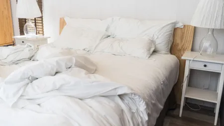 La ce temperatură este bine să speli așternuturile, pentru a elimina bacteriile. Lenjeria de pat se schimbă cel mult la 2 săptămâni