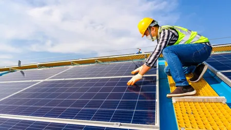 Numărul românilor care şi-au montat panouri fotovoltaice a crescut de opt ori în ultimul an, nu şi capacitatea de stocare. Doar unu din zece români au şi baterie