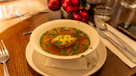 Ce conține ciorba din restaurante. Info Cons a dat alerta, e otravă în farfurie: „Până la 14 aditivi și 40g de sare”