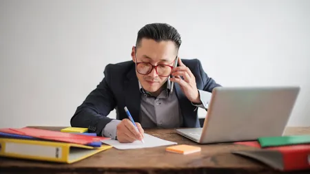 O nouă metodă de înșelătorie îi lasă pe români fără bani pe card. La ce să fii atent când te sună un număr necunoscut