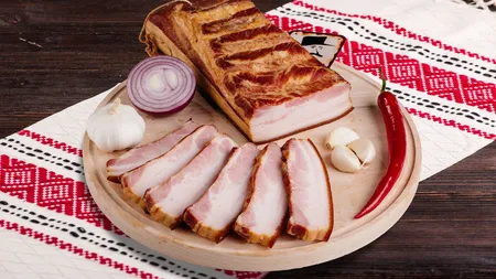 Cât costă un kilogram de slănină de porc înainte de Crăciun 2024. Beneficiile somonului românesc