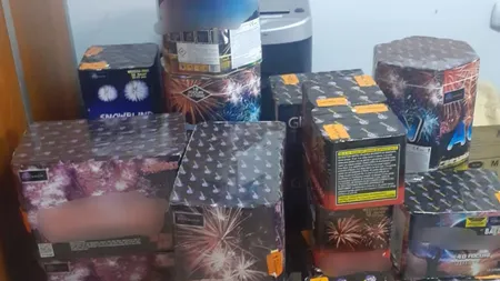O tonă de artificii și petarde găsite în locuința unui bărbat din Vâlcea. Ce amendă riscă
