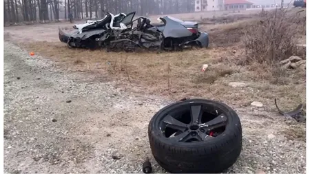 Un tânăr șofer cu permisul suspendat a murit la volanul unui BMW, după ce a fost izbit frontal de o dubă, pe contrasens