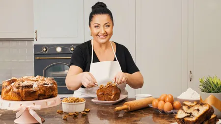 Cât costă un cozonac Dubai făcut de Gabriela Cristea. Cu cât vinde prezentatoarea TV produsele de patiserie de Crăciun