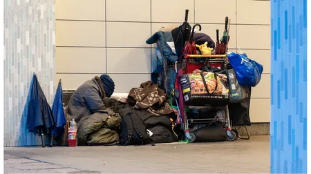 Un om al străzii ascundea o comoară în sacoșă. Descoperirea care i-a lăsat pe polițiști cu gura căscată