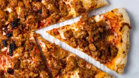 Avertisment Infocons. Ce ”toppinguri” nevăzute are pizza vândută în restaurante din România: până la 25 de E-uri, sare și zahăr mult peste cantitatea zilnică recomandată de medici!