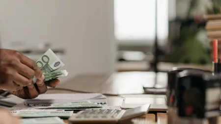 Anul Nou aduce o veste excelentă pentru românii din Italia. Cresc salariile! Câți bani în plus vor primi