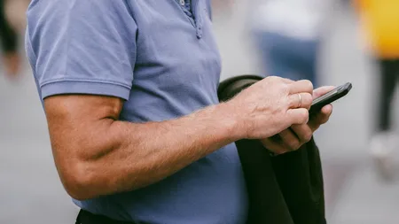 Smishing, noua metodă de înșelăciune care te lasă fără bani în cont. Escrocii pornesc de la un simplu SMS: ”Bună, îți mai aduci aminte de mine?”