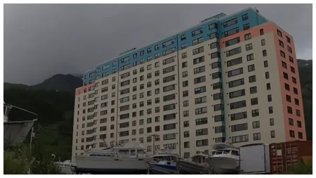 Orașul în care toți locuitorii stau în același bloc și nu sunt nevoiți să iasă din casă cu lunile