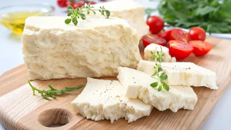 Sortiment de brânză contaminat cu E-coli, retras de Carrefour. Aruncă acest aliment dacă îl ai în frigider