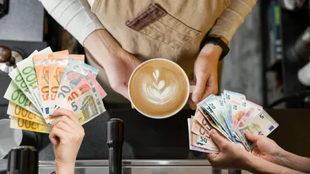 Cafeaua de lux de pe Champs-Elysees, unde nota de plată îți taie respirația: „Nu-i pentru oricine cafeaua aia”